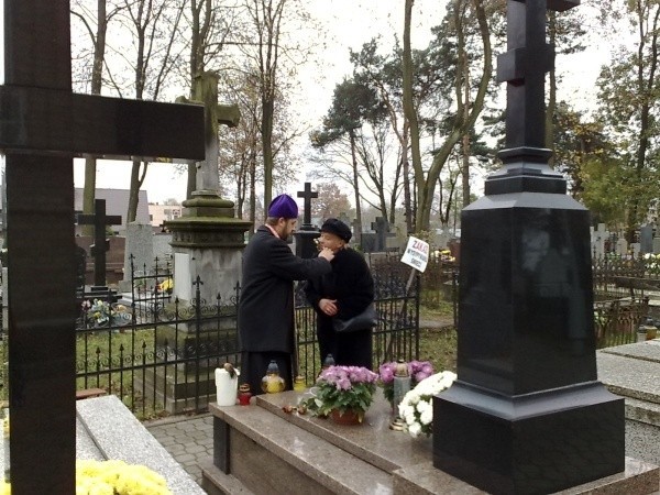 Na cmentarzu prawosławnym od rana duchowni modlą się przy...