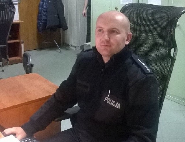 Dyżurny buskiej policji starszy aspirant Tomasz Zwolski dzięki doświadczeniu wytypował skąd może pochodzić nocne wezwanie o pomoc i pokierował akcją.