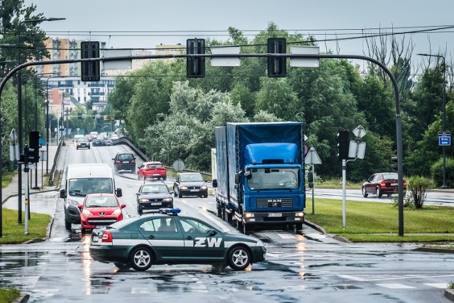 W sąsiedztwie mostu w ciągu ulicy Kazimierza Wielkiego powstanie za kilka lat drugi. Drogowcy wybiorą, czy skupi się na nim tylko ruch drogowy, rowerowy i pieszy, czy pojadą tam też tramwaje