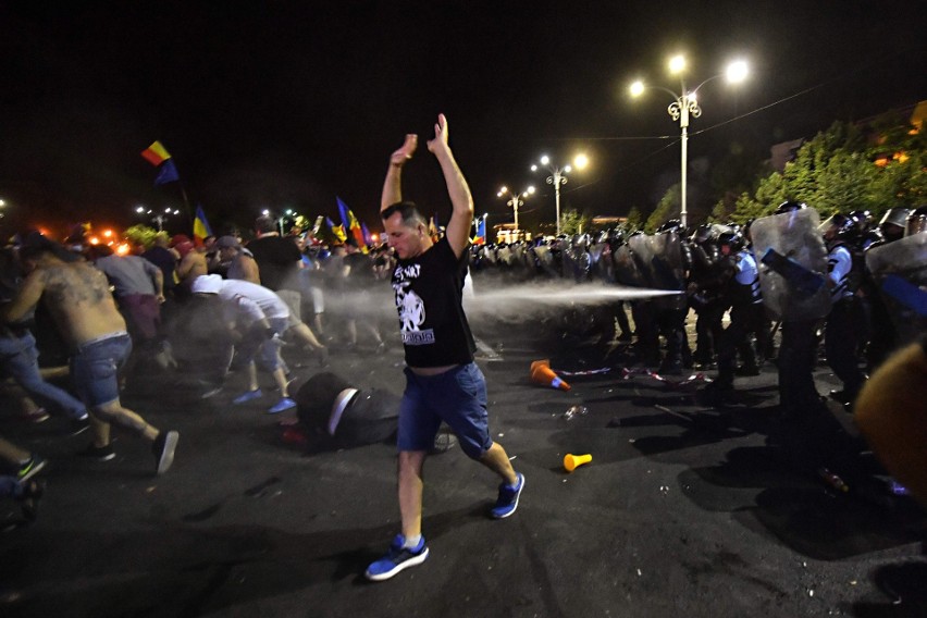Antyrządowe protesty w Rumunii [ZDJĘCIA] Manifestacja i zamieszki w Bukareszcie. Doszło do starcia z policją, wiele osób rannych [WIDEO]