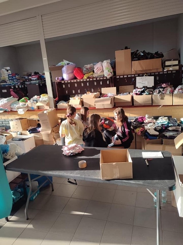 Centrum pomocy uchodźcom jest w białobrzeskiej hali sportowej. Zorganizowano magazyn darów, tam działają wolontariusze zajmujący się uchodźcami.