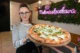 Światowy Dzień Pizzy. Ta z kaszanką, bigosem i... schabowym z mizerią może zaskoczyć. Specjalizuje się w nich "Małomiasteczkowa" z Masłowa