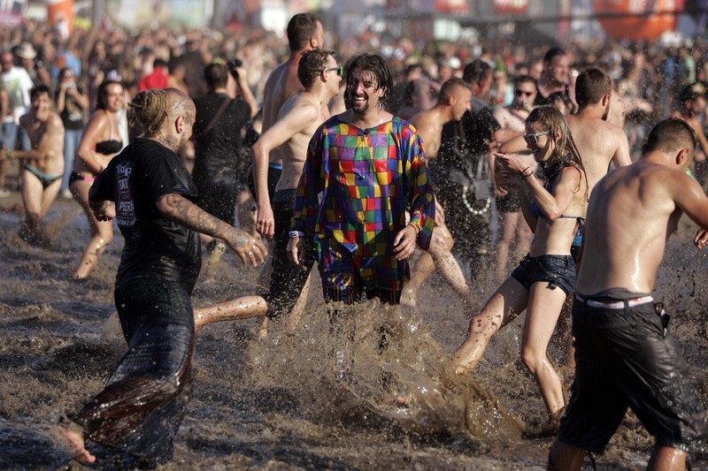 Kąpiele w błocie na Przystanku Woodstock 2015.