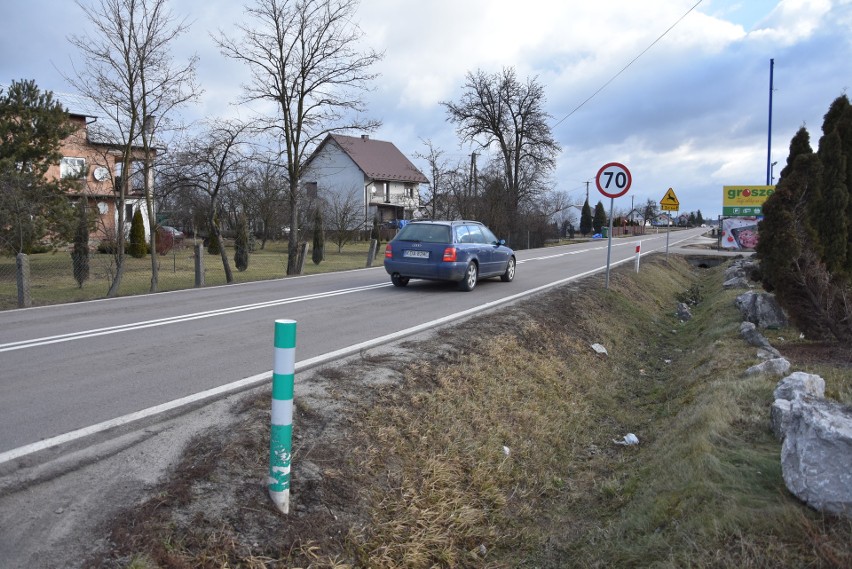 Słupiec-Szczucin. Przed pędzącymi samochodami muszą uciekać do rowów. Kiedy powstanie chodnik?