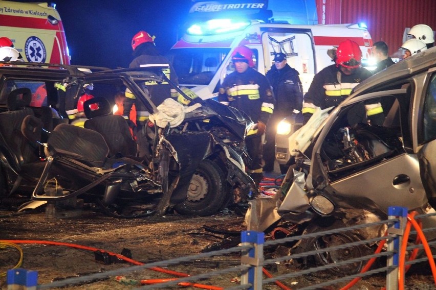 Śmiertelny wypadek na ekspresowej "7" koło Tokarni. Wielu rannych. Jeden z kierowców jechał pod prąd, doszło do czołowego zderzenia! 