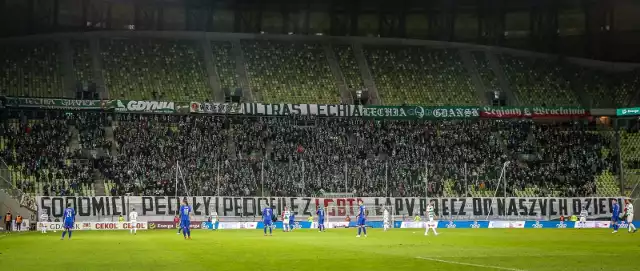 Transparent na meczu Lechia Gdańsk - Wisła Płock