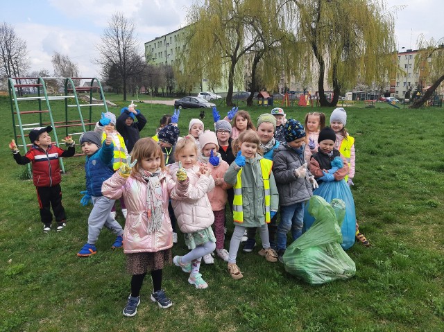 Przedszkolaki z Małogoszcza dbają o środowisko. Wzięły udział w akcji "SprzątnijMy naszą okolicę" oraz w pokazie eko-mody.