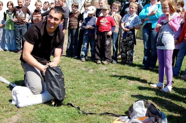 Michał Żmuda podczas spotkania z młodzieżą na lotnisku w Pile