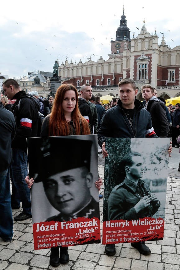 Uczestnicy marszu nieśli portrety Żołnierzy Wyklętych