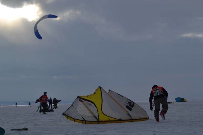 Snowkiting, sport dla miłośników mocnych wrażeń [ZDJĘCIA]