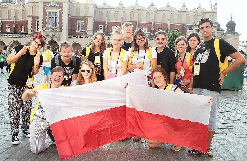 Kraków. Rynek opanowany przez pielgrzymów [ZDJĘCIA]