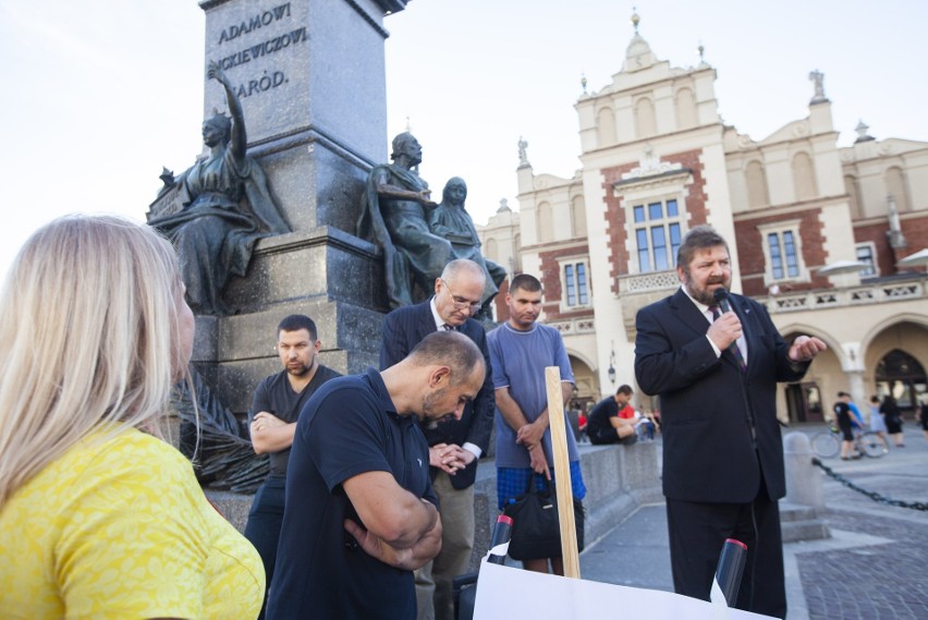 Protest na Rynku Głównym w Krakowie. Sprzeciwiają się wprowadzanym obostrzeniom