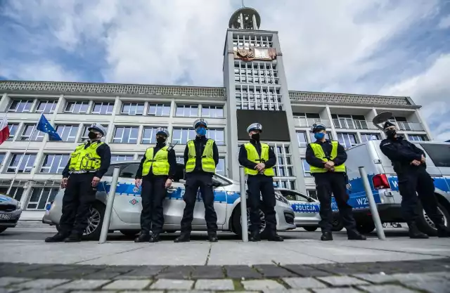 W samo południe w Koszalinie, podobnie jak w całym kraju, zawyły policyjne syreny. Mundurowi oddali hołd zastrzelonemu policjantowi z Raciborza.