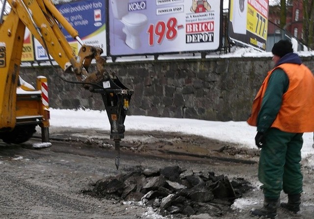 Na ulicy Szczecińskiej trzeba było rozkopać jezdnię by naprawić uszkodzony wodociąg.