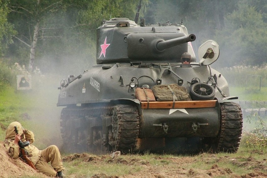 W ubiegłorocznej inscenizacji "walczyło" kilka czołgów z II...