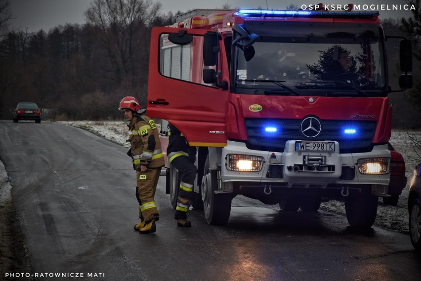 Dachowanie samochodu w miejscowości Otalążka pod Mogielnicą. Kierowca nissana dostał mandat 