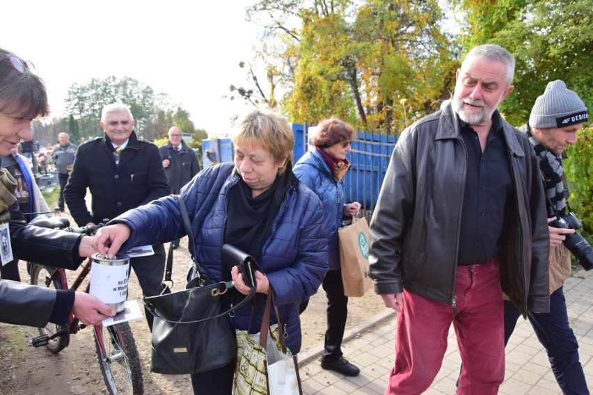 W dniu Wszystkich Świętych odwiedzający cmentarze parafialne...