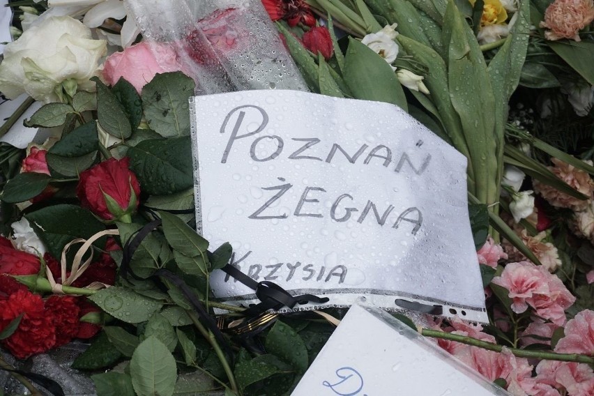 Fani zebrali się przy grobie Krzysztofa Krawczyka i pożegnali kultowego wokalistę! Zapłonęły setki zniczy!