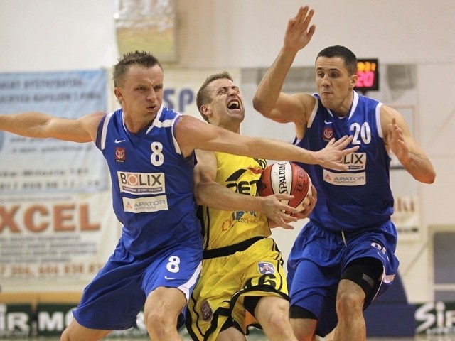 Jaromira Szurleja próbują zatrzymać Radosław Basiński (z lewej) i Jacek Czyż.