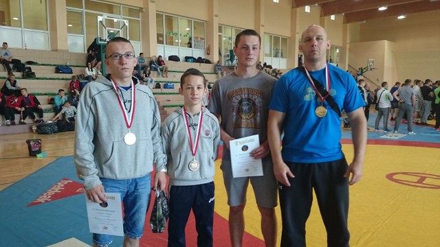 Sebastian Barabasz (z lewej) zdobył złoty medal, a Patryk Jurkowski brązowy. Obok Kamil Ałdaś i trener Wiktor Skrobacz.