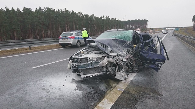 Do wypadku doszło we wtorek 13 marca na trasie S3 na wysokości węzła Jordanowo. - W wyniku tego zdarzenia jedna osoba poniosła śmierć - informuje sierż. sztab. Marcin Ruciński ze świebodzińskiej policji.Do zdarzenia doszło około godz. 7.00. Pewne jest, że na trasie S3 na odcinku Międzyrzecz - Świebodzin zderzyły się dwa samochody osobowe: skoda i renault. - W wyniku zdarzenia jeden z kierowców poniósł śmierć, a drugi został przetransportowany do szpitala - wyjaśnia sierż. sztab. Marcin Ruciński ze świebodzińskiej policji.Zapytaliśmy rónież oficera prasowego KPP w Świebodzinie o przyczynę wypadku. - Najprawdopodobniej jeden z kierowców jechał pod prąd - wyjaśnia "GL" sierż. sztab. M. Ruciński.Policja wyznaczyła objazd!W związku ze zdarzeniem droga jest zablokowana. - Policjanci już w Międzyrzeczu kierują kierowców na drogę E63 - informuje mundurowy.AKTUALIZACJA- Ze wstępnych ustaleń wynika, iż kierujący pojazdem renault, 67-letni mężczyzna, który poniósł w wyniku zdarzenia śmierć, poruszał się trasą S3 pod prąd. Na wysokości 145 kilometra, w pobliżu węzła z autostradą A2, zderzył się czołowo z jadącą prawidłowo skodą. Kierująca nią 37-letnia kobieta, została zabrana przez Lotnicze Pogotowie Ratunkowe do szpitala w Zielonej Górze - wyjaśnia sierż. sztab. M. Ruciński. Munudrowi przupominają również, że jeśli pomylimy zjazdy na jakiejkolwiek trasie szybkiego ruchu lub też autostradzie musimy kontynuować jazdę do najbliższego zjazdu. - Tam dopiero poza trasą upewnić się co do planowanej trasy i powrócić na drogę. W żadnym wypadku nie wolno ryzykować przedostania się „pod prąd” nawet najkrótszego odcinka. Może to bowiem w rezultacie doprowadzić do tragicznego w skutkach zdarzenia. W ten sposób stwarzamy zagrożenie sobie oraz innym uczestnikom ruchu drogowego - informuje sierż. sztab. M. Ruciński.Do podobnego wypadku doszło 26 grudnia ub.r. na S3 koło Sulechowa. 93-latek kierujący toyotą wjechał na S3 pod prąd i ruszył w kierunku Świebodzina. W pewnym momencie zderzył się audi. Po chwilę na zderzyły się hamujące ostro renault i volkswagen. Ranne zostały cztery osoby, w tym dwoje dzieci. Na szczęście nic poważnego im się nie stało.93-letni kierowca toyoty nie wiedział, że źle jechał. Od samego początku był przekonany, że jedzie dobrze. Nie widział nawet tego, że auta na pasach po prawej stronie jadą w tym samym kierunku co on. 93-latek uważał, że jechał dobrze i w dobrym kierunku. Nie rozumiał, że wjechał pod prąd na drodze ekspresowej. Mało tego, nie za bardzo wiedział nawet, gdzie na S3 wjechał pod prądZobacz też wideo: KRYMINALNY CZWARTEK - 08.03.2018 - Policja rozbiła gang samochodowy działający na niespotykanie wielką skalę