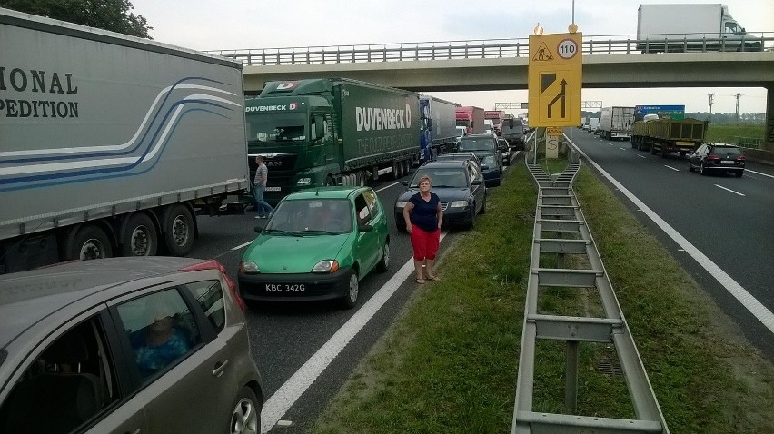 Karambol na A4. Zderzenie 4 tirów. Zginął kierowca (ZDJĘCIA)