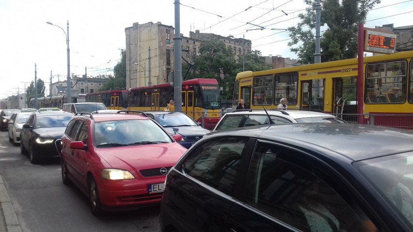 Zatrzymanie ruchu tramwajów na al. Kościuszki przy ul. Zielonej. Wykoleiła się "jedenastka"