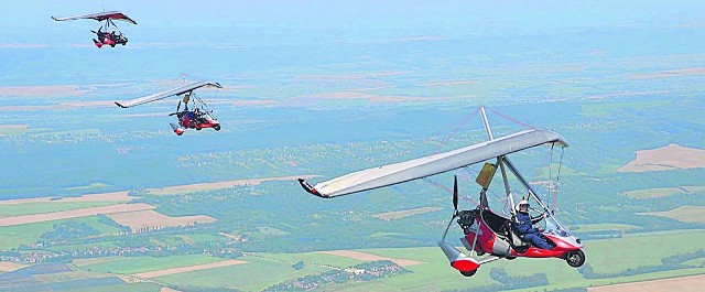 Motolotniarze w powietrzu spędzili łącznie około 22 godzin. Trasa ich podróży wiodła przez 6 państw, a lądowali na 14 lotniskach