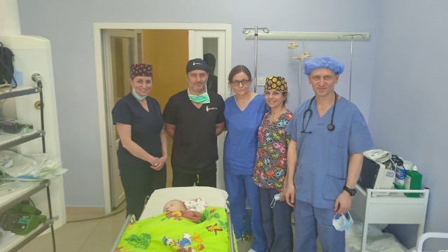 Chirurg dziecięcy i plastyczny dr Joanna Kowalik oraz chirurg dr Adam Mol, w czwartek 7 kwietnia pojechali do Ukrainy, aby wspomóc lekarzy i pacjentów ze szpitalu św. Mikołaja we Lwowie.