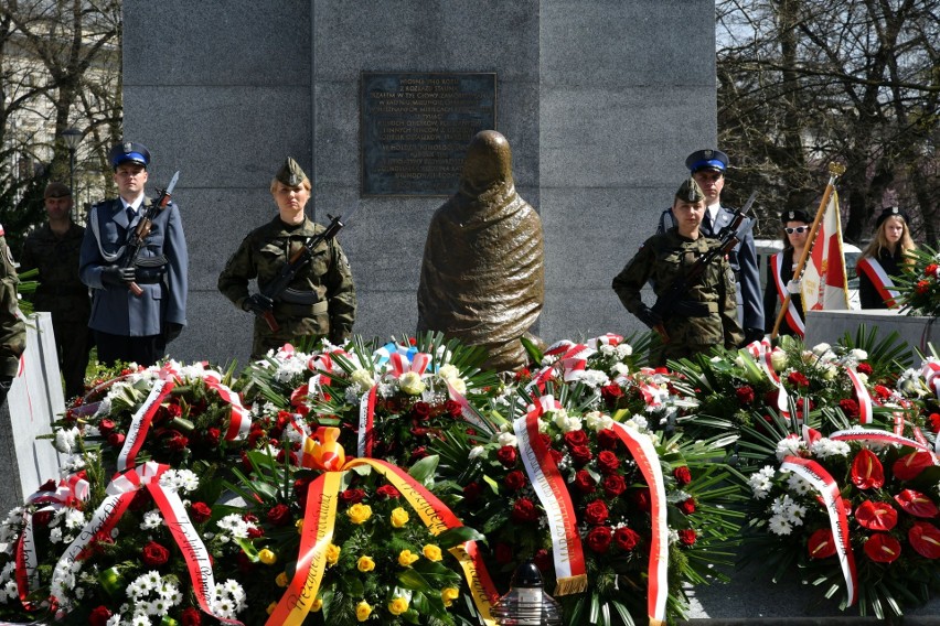 Uroczystości wojewódzkie odbyły się przy Pomniku Ofiar...