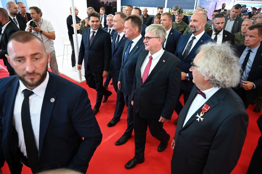 Prezydent Andrzej Duda zwiedzał Międzynarodowy Salon Przemysłu Obronnego w Kielcach. Dostał też... prezent, Bayraktara. Zobacz film