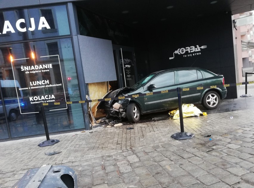 Samochód wjechał w restaurację w centrum. Kierowca był pijany [ZDJĘCIA]