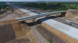 Pięć kilometrów betonowej autostrady oddano 18 czerwca. W sierpniu ma zniknąć ostatni, kilkukilometrowy fragment starej gierkówki