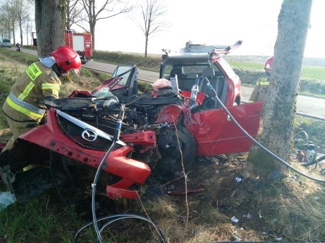 Groźny wypadek na drodze z Tynia do Staniewic. Rannego kierowcę przewieziono do szpitala