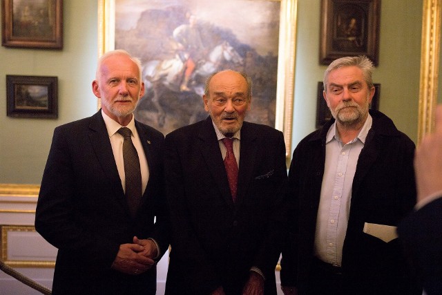 Prezydent Tarnobrzega Dariusz Bożek, Jan Tarnowski i dyrektor Muzeum Historycznego Miasta Tarnobrzega Tadeusz Zych uczestniczyli w prezentacji obrazu "Jeździec polski" w Łazienkach Królewskich w Warszawie.