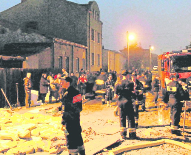 W 2010 roku mieszkańcy dzielnicy Zawodzie razem ze strażakami ochotnikami walczyli z żywiołem
