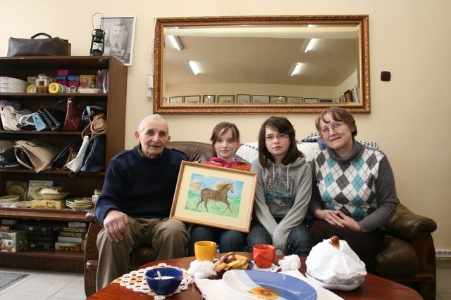 Dziadkowie z wnuczkami, od lewej:  Zdzisław Hutnik, wnuczki Ola i Marysia, Stanisława Hutnik.