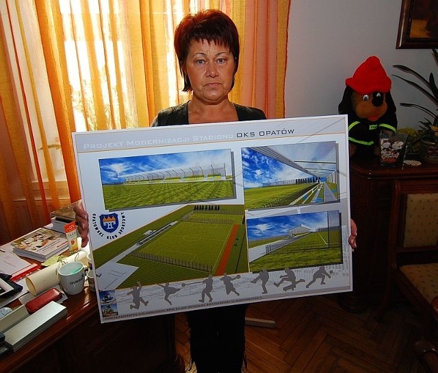 Krystyna Kielisz, burmistrz Opatowa pokazuje wizualizację. Tablice staną przed Urzędem Miejskim, przy stadionie i amfiteatrze.