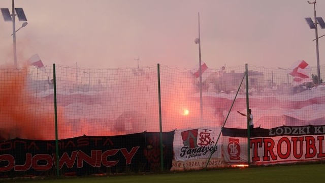 Kibice Łódzkiego Klubu Sportowego nie pojadą na dwa kolejne mecze wyjazdowe. Wydział Dyscypliny Mazowieckiego Związku Piłki Nożnej ukarał ich za odpalenie rac w Aleksandrowie.