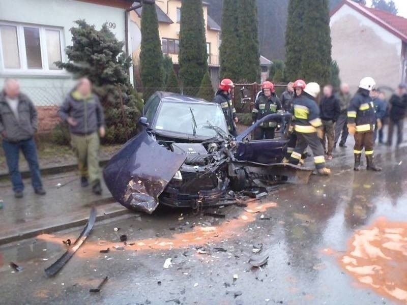 Zderzenie aut w Starym Sączu. Strażacy wycinali ofiarę z wraku pojazdu [ZDJĘCIA]