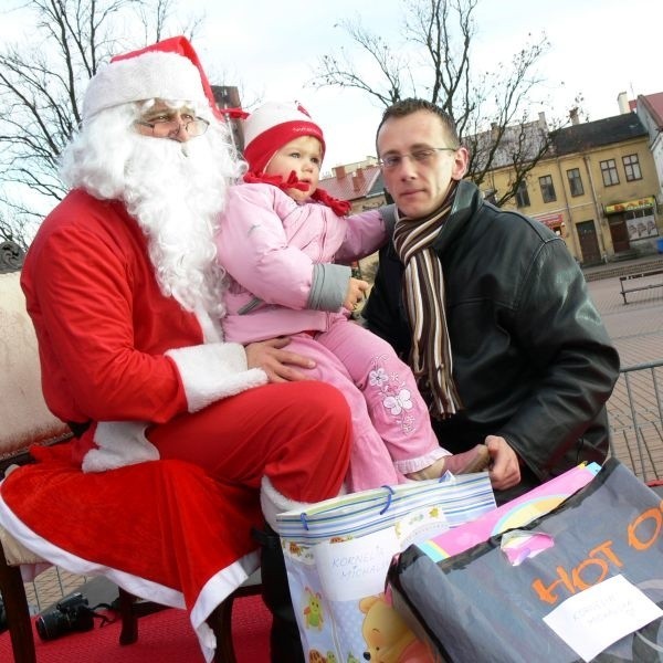 Święty Mikołaj czeka na dzieci.