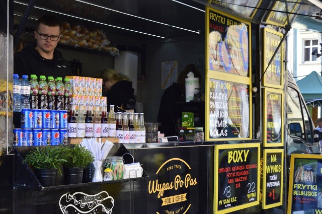 Przez  weekend (7 - 8 kwietnia) mieszkańcy Żar mają wielką okazję do spróbowania najróżniejszych przekąsek z różnych food trucków. Pierwszego dnia wyjątkowy festiwal smaków wabił mieszkańców swoim zapachem. Każdy z zaparkowanych na rynku samochodów serwował oryginalne potrawy. Uczesynicy festiwalu mieli okazję do spróbowania smakołyków z kuchni azjatyckiej, amerykańskiej oraz europejskiej. Serwowano smaczne zupy, dania główne, pyszne desery, napoje oraz kawę. Co istotne, organizatorzy festiwalu zapewnili strefę dziecięcą, plac zabaw, atrakcję w formie malowanie buziek oraz opiekę animatorów dla najmłdszych. Jedno jest pewne: bogata oferta potraw z pewnością zaspokoi nawet najwybredniejsze podniebienia miłośników jedzenia, dlatego też zapraszamy jeszcze w niedzielę!Przeczytaj też:  Dwa dni festiwalu smaków na rynku. Kto ma ochotę na pyszności prosto z restauracji na kółkach? [ZDJĘCIA]Zobacz też wideo: Magazyn Informacyjny GL 06.04.2018