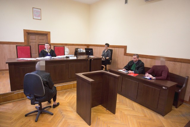 Rozprawa tocząca się przed Sądem Rejonowym w Słupsku. Pokrzywdzeni stracili wszystkie oszczędności. Oskarżony twierdzi, że dostał zlecenie, by pojechać po dokumenty