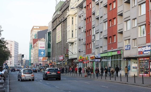 Obecny układ miejsc parkingowych nie sprzyja bezpieczeństwu. Kierowcy nieraz ryzykują i przebiegają przez ruchliwą jezdnię, żeby jak najkrótszą trasą dotrzeć do zaparkowanego pojazdu.