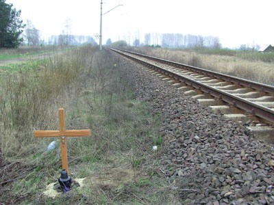 W sobotę, dzień po wypadku, kilka metrów od przejazdu, obok torów stał drewniany krzyż. A przy nim ktoś zapalił znicz