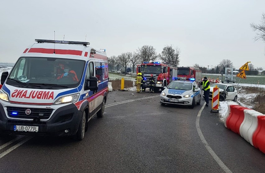 Samochód osobowy zderzył się z ciężarówką na trasie Lublin–Kraśnik. Występowały utrudnienia w ruchu