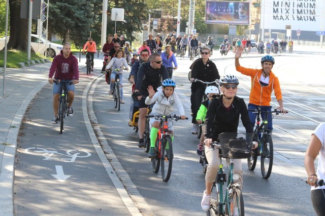Jazda na rowerze już dawno przestała być traktowana jedynie jako sport i coraz więcej osób dojeżdża na jednośladach do pracy czy do szkoły. Wpływ na rowerową rewolucję niewątpliwy wpływ ma rosnąca sieć ścieżek rowerowych.Eksperci porównywarki Ubea.pl sprawdzili, jak na terenie poszczególnych miast w naszym kraju wygląda długość ścieżek rowerowych w przeliczeniu na 100 kilometrów kwadratowych.Wbrew pozorom, czołowe pozycje nie przypadły wcale największym i najbogatszym miastom. Na kolejnych stronach pokazujemy ścisłą czołówkę miast pod względem długości ścieżek rowerowych na 100 kilometrów kwadratowych. Poszeregowaliśmy je od tych ze stosunkowo najkrótszą siecią ścieżek, aż po te z najbardziej rozbudowaną. Sprawdźcie, jak wypadł Wrocław, którego władze szczycą się rowerowymi inwestycjami. 