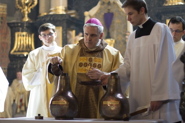 Biskup sandomierski Krzysztof Nitkiewicz podczas Mszy Krzyżma Świętego w katedrze w Sandomierzu w czwartek 14 kwietnia. Więcej zdjęć z uroczystości na kolejnych zdjęciach.