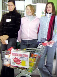 Do składania darów w Zielonym Markecie zachęcały: Sandra Baruffi, Klaudia Ciuchta i Beata Grądzka