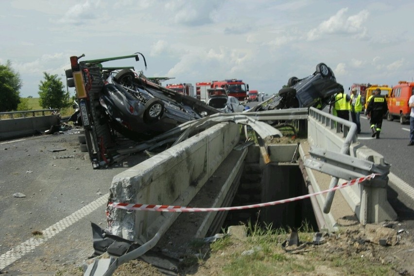 Wypadek na A4. Jedna osoba nie żyje, nowiutkie auta spadły z lawety i zablokowały autostradę (FOTO)